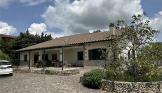 Villetta con deposito e garage all'ASTA  a Campobasso. 